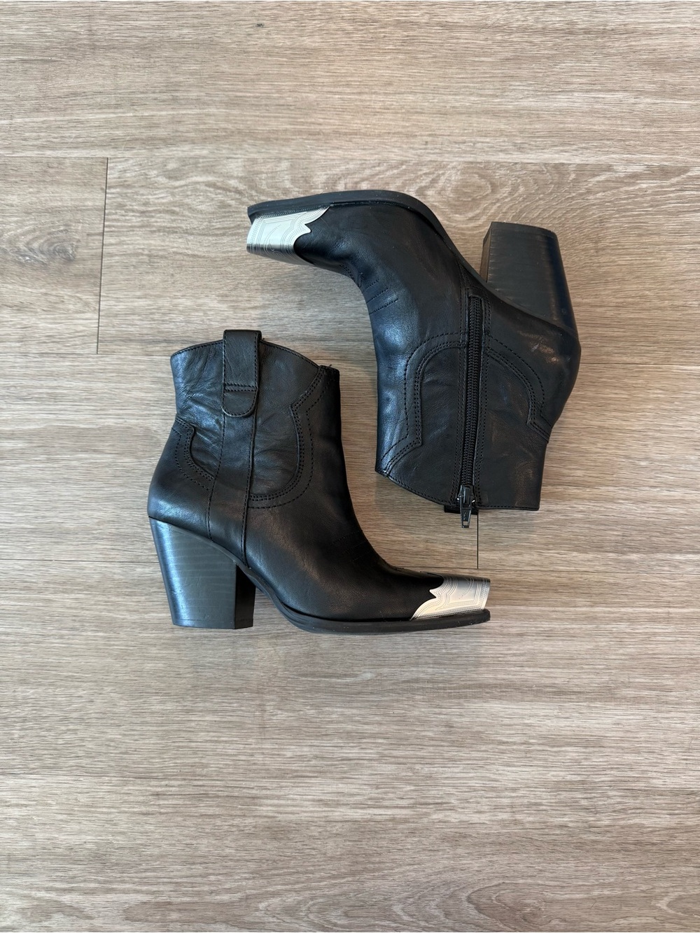 Gianni Bini Black Western Ankle Booties w/ Silver Toe Cap– Size 5.5